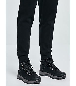 Мъжки туристически обувки в черно снимка