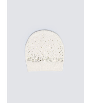 Дамска бяла плетена шапка с декоративни камъчета снимка