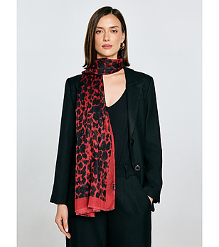 Дамски шал в червено и черно с животински принт снимка