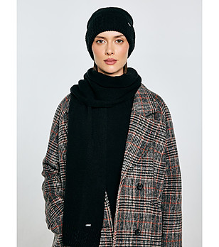 Черен плетен дамски шал снимка