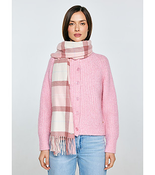 Каре шал в розово и екрю с ресни снимка