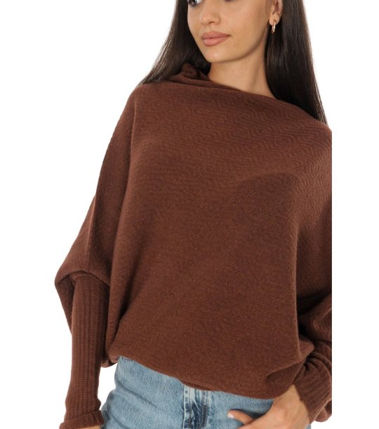 Кафяв дамски овърсайз пуловер снимка