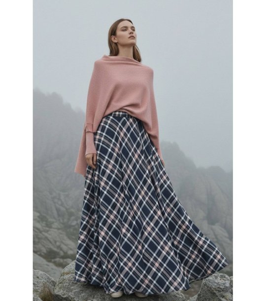 Тъмносиня пола макси на каре с джобове снимка