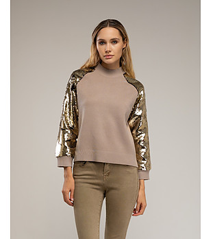 Пуловер в бежово с пайети при ръкавите снимка