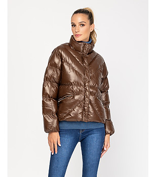 Късо кафяво дамско яке с метализиран ефект снимка