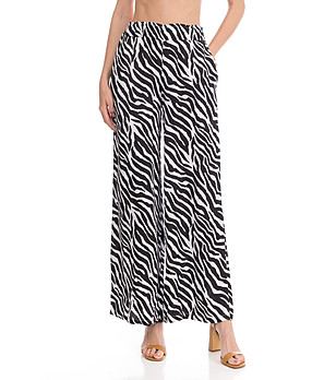 Дамски памучен панталон в черно и бяло с принт зебра снимка