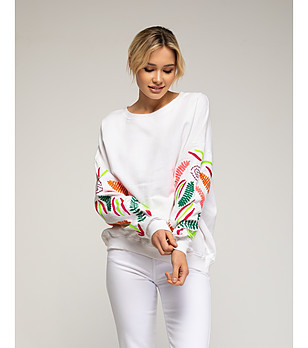 Бяла дамска блуза с флорални мотиви снимка