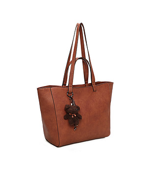 Дамска чанта в цвят камел с висулка мече снимка