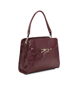 Дамска чанта в бордо с декоративна катарама снимка