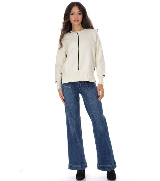 Кремав дамски  пуловер с контрастен кант  снимка