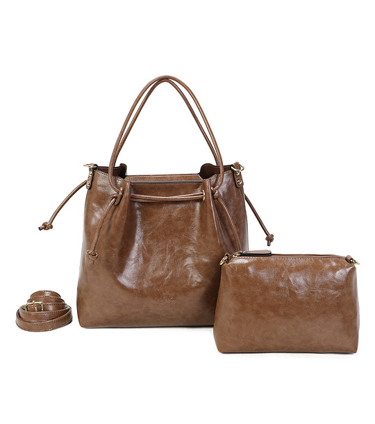 Дамска кафява чанта с несесер снимка