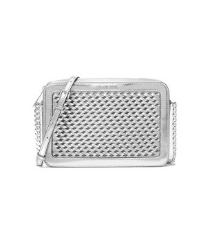 Сребриста дамска чанта тип кросбоди с плетен детайл снимка