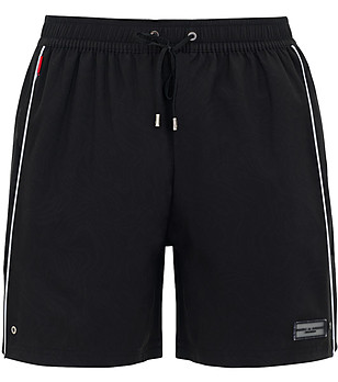 Черен бански с принт, появяващ при намокряне снимка