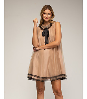 Бежова рокля от тюл със сатенена панделка снимка