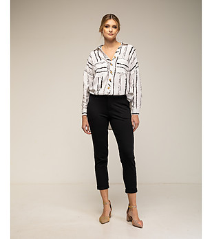 Дамски черен панталон с джобове снимка