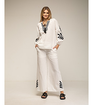 Бял комплект блуза и панталон с бродерия снимка