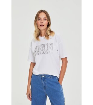 Бяла тениска с принт снимка