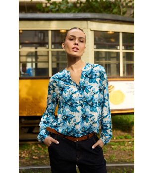 Дамска синя риза с флорален принт снимка
