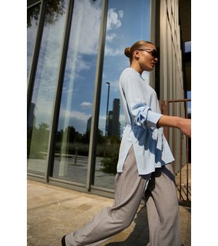 Светлосиня дамска риза с връзка на талията снимка