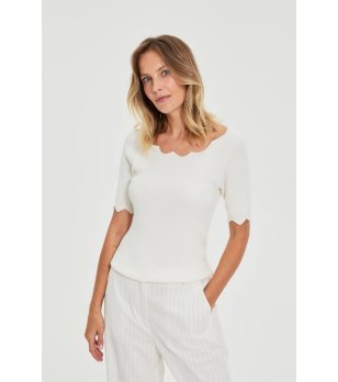 Дамска бяла блуза с къс ръкав и вълнообразно деколте снимка