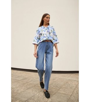 Сини прави дънки снимка