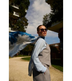 Дамски син шал с флорален принт снимка