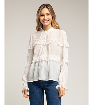 Бяла блуза от полупрозираща материя с дантела снимка