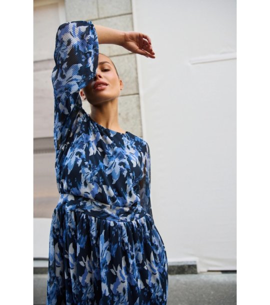 Дамска тъмносиня рокля с флорален принт  снимка