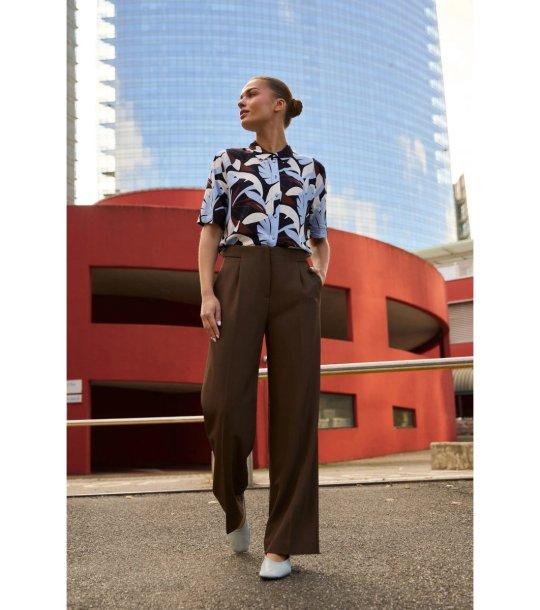 Кафяв дамски панталон с широк крачол снимка