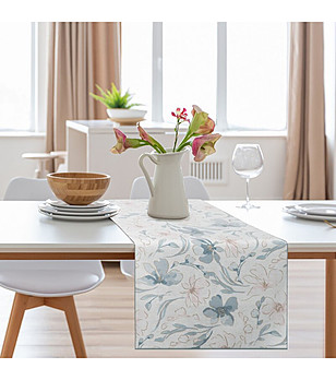 Тишлайфер със светлосин пастелен флорален мотив 40x180 см снимка