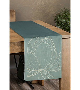 Пастелнозелен тишлайфер със златист лотос 35x180 см снимка