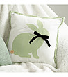 Бяла декоративна калъфка със зелен заек 45x45 см-1 снимка