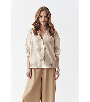 Светлобежова дамска риза с бродерия снимка