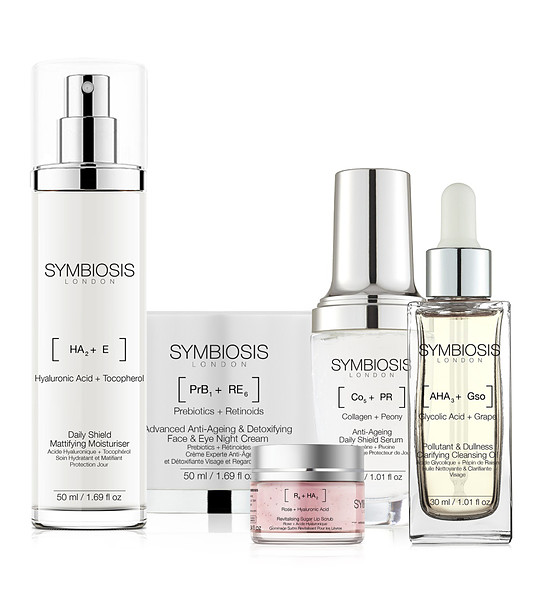 Комплект козметика за лице и устни снимка