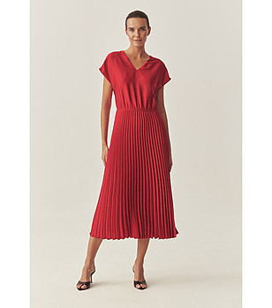 Червена рокля с плисирана пола Klea снимка