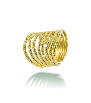 Златист дамски пръстен с ефектен дизайн и релефни ленти снимка