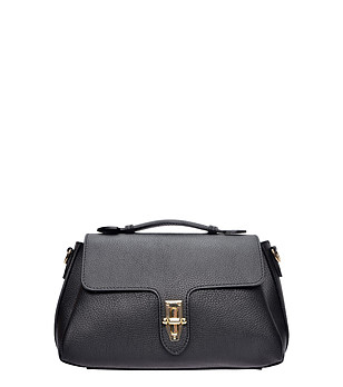 Черна чанта с метална тока снимка